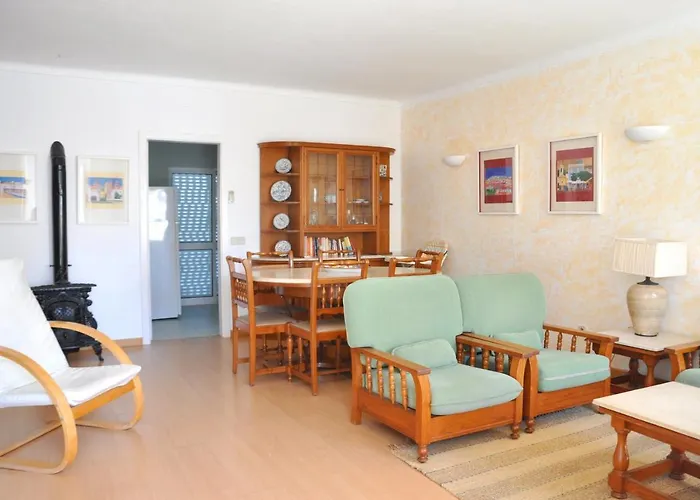 Stylish And Well-equipped, Private Pool, Close To Amenities, Free Ac And Wifi Nyaraló